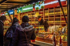 Variedad de botellas en un mercado de la Navidad en Salzburg, Austria imagen de archivo libre de regalías Variedad de botellas en un mercado de la Navidad en Salzburg, Austria imagen de archivo libre de regalías