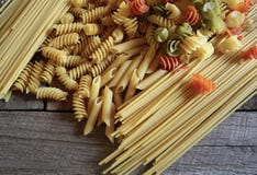 A variedade de tipos secados da massa apronta-se para ser cozinhada foto de stock A variedade de tipos secados da massa apronta-se para ser cozinhada foto de stock