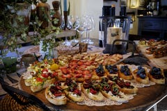 Varietà di aperitivi su una Tabella Immagini Stock Libere da Diritti Varietà di aperitivi su una Tabella Immagini Stock Libere da Diritti