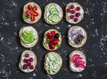 Varietà di panini - i panini con formaggio, i pomodori, acciughe, hanno arrostito i peperoni, i lamponi, l'avocado, il patè del f fotografia stock libera da diritti Varietà di panini - i panini con formaggio, i pomodori, acciughe, hanno arrostito i peperoni, i lamponi, l'avocado, il patè del f fotografia stock libera da diritti