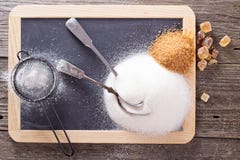 Varietà di zuccheri su una lavagna fotografia stock Varietà di zuccheri su una lavagna fotografia stock