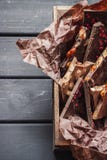 Variété de barres de chocolat dans la boîte en bois images libres de droits Variété de barres de chocolat dans la boîte en bois images libres de droits