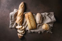 Variété de pain d'artisan image stock Variété de pain d'artisan image stock