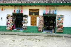 Variété de souvenirs dans un magasin traditionnel dans Paramo, Colombie photographie stock libre de droits Variété de souvenirs dans un magasin traditionnel dans Paramo, Colombie photographie stock libre de droits