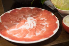 Varkensvleesplak voor Shabu wordt geplaatst die Stock Fotografie Varkensvleesplak voor Shabu wordt geplaatst die Stock Fotografie