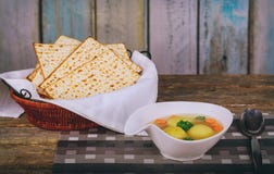 Varm hemlagad soppa för Matzoboll i ett bunkepåskhögtidvin och matzah fotografering för bildbyråer Varm hemlagad soppa för Matzoboll i ett bunkepåskhögtidvin och matzah fotografering för bildbyråer