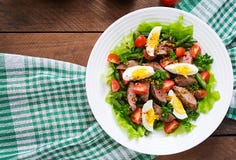 Varm sallad med feg lever, haricot vert, ägg, tomater arkivbild Varm sallad med feg lever, haricot vert, ägg, tomater arkivbild