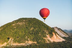 varmluftsballonger som flyger över berget och grön risfält i Vang Vieng, Laos arkivfoton varmluftsballonger som flyger över berget och grön risfält i Vang Vieng, Laos arkivfoton