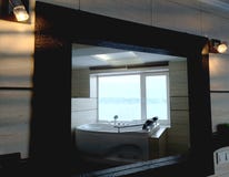 Varmt bada i hotellrummet Härlig sikt, avkoppling och avkoppling Foto till och med reflexionen av spegeln fotografering för bildbyråer Varmt bada i hotellrummet Härlig sikt, avkoppling och avkoppling Foto till och med reflexionen av spegeln fotografering för bildbyråer