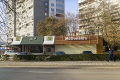 Varna, Bulgaria, dicembre 2018 Vista dell'azionamento del caffè di mcdonald e di mcdonald un giorno di inverno soleggiato fotografia stock Varna, Bulgaria, dicembre 2018 Vista dell'azionamento del caffè di mcdonald e di mcdonald un giorno di inverno soleggiato fotografia stock