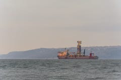 VARNA, BUŁGARIA, LUTY 18, 2018: Drillship Globetrotter II jest wiertniczy w Varna zatoce i patrzeć dla gazu naturalnego i benzyny obraz stock VARNA, BUŁGARIA, LUTY 18, 2018: Drillship Globetrotter II jest wiertniczy w Varna zatoce i patrzeć dla gazu naturalnego i benzyny obraz stock
