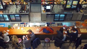 VARSAVIA, POLONIA - 17 DICEMBRE, 2016 Giovani che mangiano e che vanno in giro alla barra Colpo di vista superiore fotografie stock libere da diritti VARSAVIA, POLONIA - 17 DICEMBRE, 2016 Giovani che mangiano e che vanno in giro alla barra Colpo di vista superiore fotografie stock libere da diritti