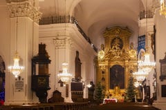 VARSOVIE, POLOGNE - 2 JANVIER 2016 : Autel principal de Roman Catholic Church de la croix sainte XV-XVI c dans des décorations de photos libres de droits VARSOVIE, POLOGNE - 2 JANVIER 2016 : Autel principal de Roman Catholic Church de la croix sainte XV-XVI c dans des décorations de photos libres de droits