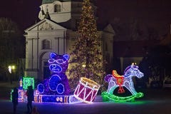VARSÓVIA, POLÔNIA - 2 DE JANEIRO DE 2016: Decorações elétricas do Natal no mercado da cidade nova imagem de stock royalty free VARSÓVIA, POLÔNIA - 2 DE JANEIRO DE 2016: Decorações elétricas do Natal no mercado da cidade nova imagem de stock royalty free