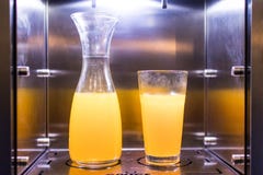 Varuautomat med nytt sammanpressad ny orange fruktsaft Två ca arkivbild Varuautomat med nytt sammanpressad ny orange fruktsaft Två ca arkivbild