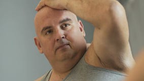 Varón obeso triste que mira su reflexión de espejo y que piensa en problemas almacen de metraje de vídeo Varón obeso triste que mira su reflexión de espejo y que piensa en problemas almacen de metraje de vídeo