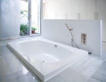 Vasca bianca moderna del bagno della casa con il lucernario del cortile fotografia stock Vasca bianca moderna del bagno della casa con il lucernario del cortile fotografia stock