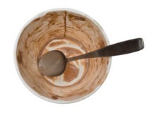 Vasca vuota del gelato del cioccolato con il cucchiaio fotografia stock Vasca vuota del gelato del cioccolato con il cucchiaio fotografia stock