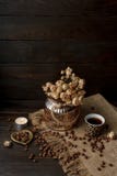 Vase avec la fleur pressée, le café et les grains de café rôtis dispersés photo stock Vase avec la fleur pressée, le café et les grains de café rôtis dispersés photo stock