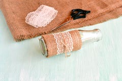 Vase vide fait main, ciseaux, toile de jute, dentelle Placez pour le vase fait main Comment faire le vase Matériel réutilisé par photo libre de droits Vase vide fait main, ciseaux, toile de jute, dentelle Placez pour le vase fait main Comment faire le vase Matériel réutilisé par photo libre de droits