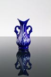 Vaso blu su uno specchio II fotografie stock libere da diritti Vaso blu su uno specchio II fotografie stock libere da diritti