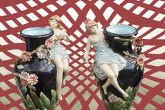Vaso gemellato decorato con le figure della porcellana Fotografia Stock Vaso gemellato decorato con le figure della porcellana Fotografia Stock