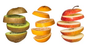 Vastgestelde os Vliegende vruchten Gesneden sinaasappel, kiwi, appel die op wit wordt geïsoleerd stock fotografie Vastgestelde os Vliegende vruchten Gesneden sinaasappel, kiwi, appel die op wit wordt geïsoleerd stock fotografie