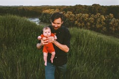 Vater, der mit dem S?uglingsbaby im Freien geht lizenzfreies stockbild Vater, der mit dem S?uglingsbaby im Freien geht lizenzfreies stockbild