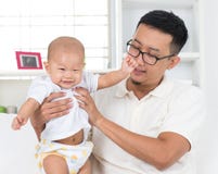 Vater, der mit seinem Baby spielt Stockbilder Vater, der mit seinem Baby spielt Stockbilder