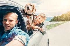 Vater mit Sohn und Hund schauen vom Autofenster lizenzfreies stockbild Vater mit Sohn und Hund schauen vom Autofenster lizenzfreies stockbild