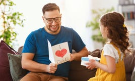 Vater `s Tag Gl?ckliche Familientochter, die Vati und Lachen umarmt lizenzfreie stockbilder Vater `s Tag Gl?ckliche Familientochter, die Vati und Lachen umarmt lizenzfreie stockbilder
