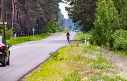 Vater tr?gt Tochter durch Fahrrad auf Landstra?e lizenzfreie stockfotos Vater tr?gt Tochter durch Fahrrad auf Landstra?e lizenzfreie stockfotos