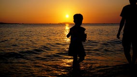 Vater und Kind, die auf dem Strand zur Sonnenuntergangzeit spielen Konzept der Familie stockfotos Vater und Kind, die auf dem Strand zur Sonnenuntergangzeit spielen Konzept der Familie stockfotos