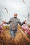Vater und seine Mädchen mit zwei Töchtern Kinderhaben Spaß auf dem Gebiet lizenzfreie stockbilder Vater und seine Mädchen mit zwei Töchtern Kinderhaben Spaß auf dem Gebiet lizenzfreie stockbilder