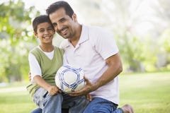 Vater und Sohn, die Fußball spielen