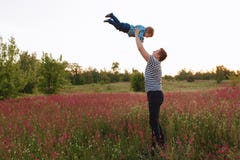 Vater und Sohn, die im Frühjahr Feld zur Sonnenuntergangzeit spielen Leute, die Spaß auf dem Feld haben Konzept von freundlichem Lizenzfreies Stockfoto Vater und Sohn, die im Frühjahr Feld zur Sonnenuntergangzeit spielen Leute, die Spaß auf dem Feld haben Konzept von freundlichem Lizenzfreies Stockfoto