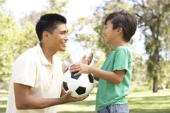 Vater und Sohn im Park mit Fußball lizenzfreie stockfotos Vater und Sohn im Park mit Fußball lizenzfreie stockfotos