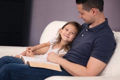 Vater und Tochter, welche die Bibel lesen stockfotos Vater und Tochter, welche die Bibel lesen stockfotos