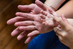 Vatermutter und Kinderhändchenhaltenfamilie lizenzfreies stockbild Vatermutter und Kinderhändchenhaltenfamilie lizenzfreies stockbild