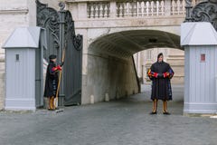 VATICANEN - Januari 19, 2018: den påvliga securen för schweizisk vakt två arkivfoto VATICANEN - Januari 19, 2018: den påvliga securen för schweizisk vakt två arkivfoto