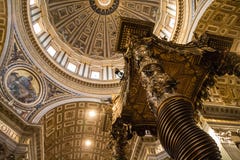 Vatikaan - 08 Augustus 2017: Koepel en baldacchino binnen St Peter Basiliek in de Stad van Vatikaan royalty-vrije stock afbeelding Vatikaan - 08 Augustus 2017: Koepel en baldacchino binnen St Peter Basiliek in de Stad van Vatikaan royalty-vrije stock afbeelding