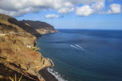 Vatten för hav för svart för strandTenerife Sommar Playa de Las Gaviotas Atlantic Ocean landskap för berg för semesterort semeste royaltyfri foto Vatten för hav för svart för strandTenerife Sommar Playa de Las Gaviotas Atlantic Ocean landskap för berg för semesterort semeste royaltyfri foto