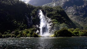 Vattenfall i den Milford Sound fiorden NZ Vattenfall i den Milford Sound fiorden NZ