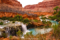Vattenfall och liten vik - härligt landskap - Havasupai Grand Canyon nationalpark Arizona AZ USA arkivfoton Vattenfall och liten vik - härligt landskap - Havasupai Grand Canyon nationalpark Arizona AZ USA arkivfoton