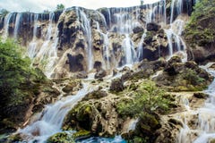 Vattenfall och träd i Jiuzhaigou Valley, Sichuan, Kina royaltyfri bild Vattenfall och träd i Jiuzhaigou Valley, Sichuan, Kina royaltyfri bild