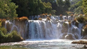 Vattenfall på den Krka floden stock video Vattenfall på den Krka floden stock video