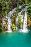 Vattenfall på en turkossjö Plitvice sjönationalparken fotografering för bildbyråer Vattenfall på en turkossjö Plitvice sjönationalparken fotografering för bildbyråer
