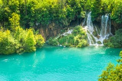Vattenfall på en turkossjö Plitvice sjönationalparken arkivfoton Vattenfall på en turkossjö Plitvice sjönationalparken arkivfoton