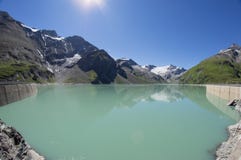 Vattenfördämning i alpina berg i Österrike arkivfoton Vattenfördämning i alpina berg i Österrike arkivfoton