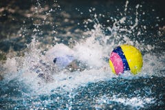 Vattenpolo är en lagvattensport arkivfoton Vattenpolo är en lagvattensport arkivfoton